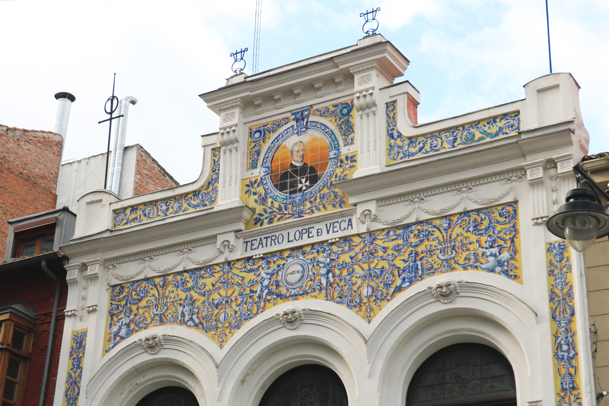 Detalle de la fachada del Teatro Lope de Vega