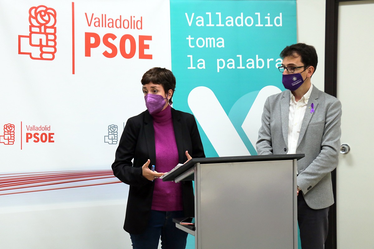 María Sánchez interviniendo en la presentación de la moción
