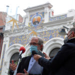 Manuel Saravia frente al Teatro Lope de Vega