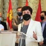 María Sánchez durante la firma del acuerdo