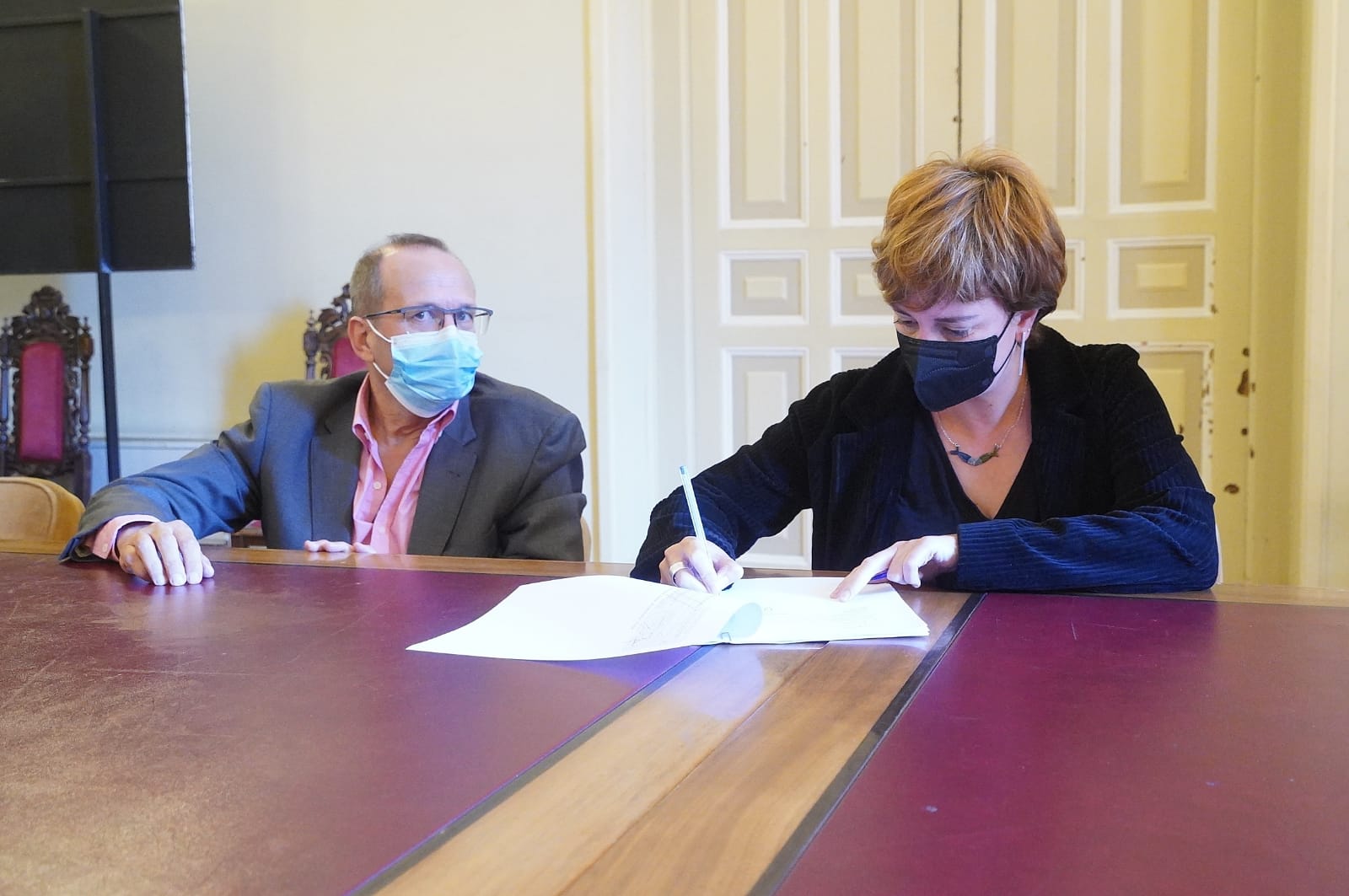 María Sánchez firma de la compra del accionariado de NEVASA