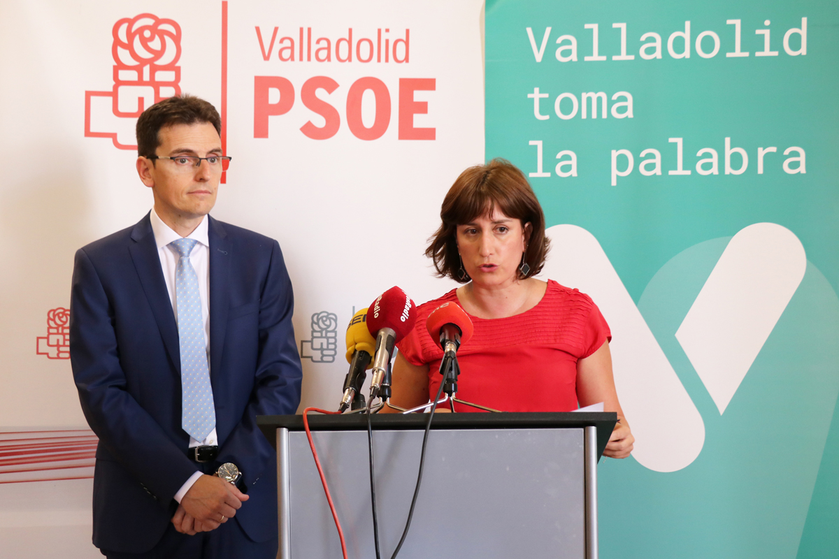 María Sánchez junto al portavoz del grupo municipal Socialista, Pedro Herrero