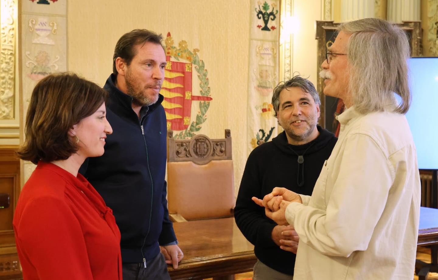 María Sánchez y Óscar Puente charlando con Luis Babiano y Gonzalo Marín